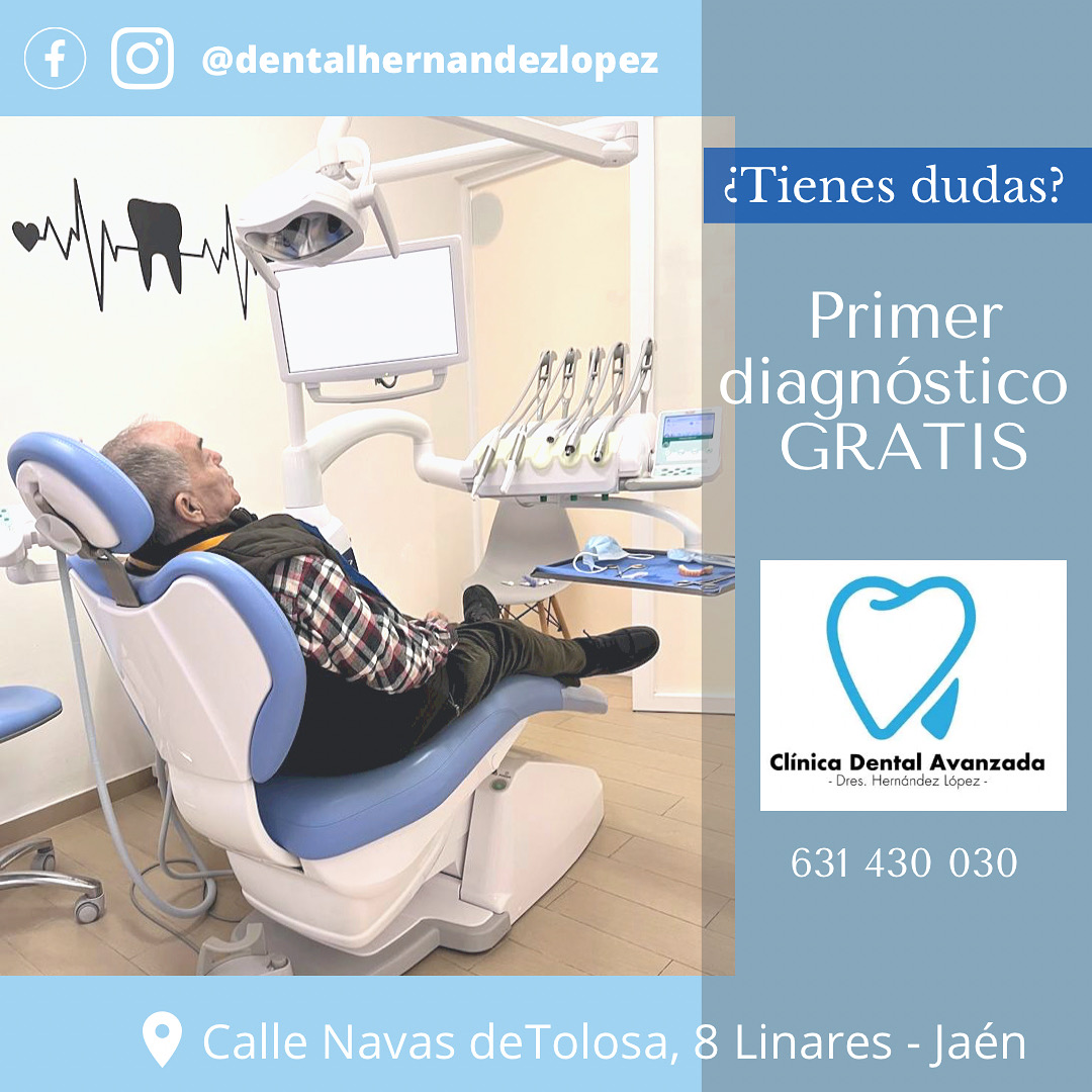Profesional explicando consejos de higiene bucodental